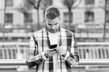 Konum seçenekleri paylaşılıyor. Başvuru formu. Adam akıllı telefon binalarının geçmişini tutuyor. Mesaj çevrimiçi. Modern akıllı telefon. İletişim. E-posta gönder. Cevap veriliyor. Şehir kablosuz interneti. Akıllı telefon ayarları