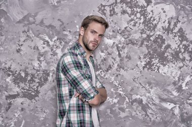 En büyük kötü çocuk. Çekici, seksi adam. Karizmatik bir adam. Yakışıklı, tıraşsız adam. Erkek güzellik standartları. Berber salonu. Berber dükkanı kuaförü. Cilt bakımı rutini. Moda modeli. Havalı adam. Şık adam.