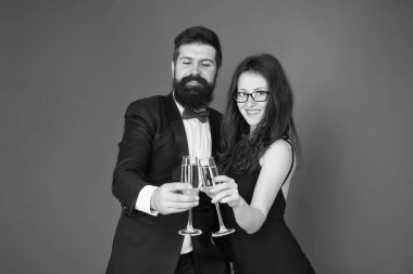 Tatil havasına gir. Mutlu aile sevgililer gününü kutluyor. Birbirine aşık çiftler şampanya kadehi kaldırır. Tatil partisinin tadını çıkarıyorum. Tatil kutlaması. Lezzetli bir tatil içkisi. Doğum günü yıldönümü