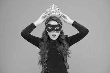 Kazanmak için doğmuşum. Mutlu küçük ödül sahibi. Küçük kız kafasına taç taktı. Karnaval maskeli ödüllü. Lüks moda aksesuarı. Kazanan lig. Her zaman kazanır.