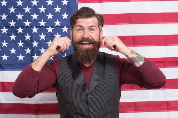 Él es feliz. Feliz fiesta nacional. Cuatro de julio Día de la Independencia de Estados Unidos. Hombre con bigote Celebra en Flag. gloria patriótica y nacional. Habla el inglés. Patriotismo y libertad — Foto de Stock