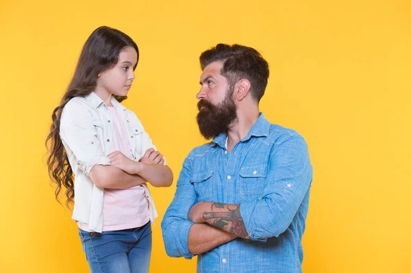 Come un padre come una figlia. Padre e figlia tengono le braccia incrociate. Piccola figlia e uomo sfondo giallo. Relazione padre-figlia. Adozione e parentela. Valori familiari. Giorno di figlie — Foto Stock