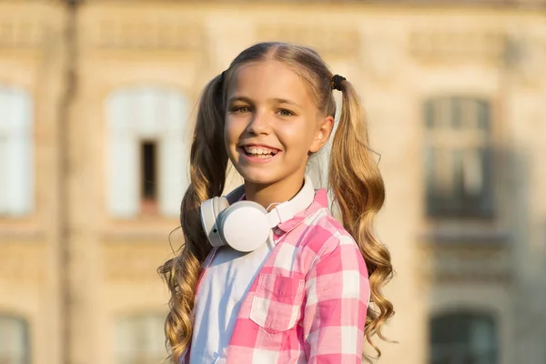 De vuelta a la escuela. Niña con auriculares. Escuchar audiolibro. Libro electrónico gratis. Chica con auriculares escuchando música. Concepto de aprendizaje. Educación en el hogar en línea. Una colegiala sonriente. Dondequiera que vaya —  Fotos de Stock