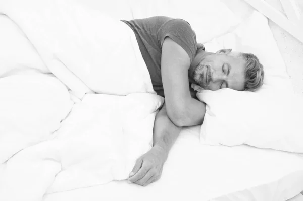 Sexy Mann liegt auf dem Bett mit weichen Kissen zu Hause. Perfekter Morgen. Tipps für einen besseren Schlaf. Männergesundheit. Zeit zu Hause genießen. Entspannen im Schlafzimmer. Tagträumende Männchen. Tagsüber schlafen. Morgen eines neuen Tages — Stockfoto