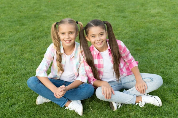 Una vida feliz. Felices amigos sonrientes. Diviértete. Niños felices relajándose al aire libre. Amigos alegres. Hermandad y amistad. Colegialas alegres en un día soleado. Chica ponytails peinado disfrutar de vacaciones de verano —  Fotos de Stock