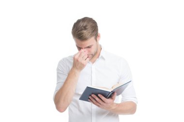 Yorgun gözler. İş adamı kitabı tutuyor. Kitap okuyorum. Kitaptan ilham al. Ders notları olan üniversite erkek öğrencisi. Kendi kendine eğitim. Çalışmaya devam. Bilgi susuzluğu. Üniversite öğrencisi