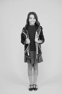 Ceketinde İngiliz bayrağı olan vatansever bir çocuk. İngiltere 'ye çalışmaya git. İngilizce öğrenin. İngiltere 'deki İngiliz okulu. İngiltere 'de tatil. seyahat konsepti. İngiliz bayrağı. Küçük kız üniforması