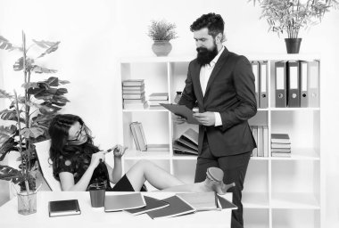 Kibirli bayan patron. Resmi görevlerde tutarsızlık. Patron ve çalışan. Dişi erkeğe karşı. Ofisteki iş çifti. İş kadını bugün tembellik ediyor. Kız patron. Üst düzey yönetici. Kaprisli patron.