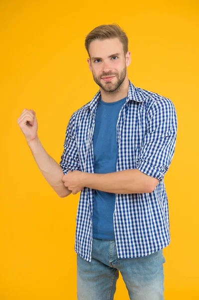 A moda começa na rua. Bonito homem amarelo fundo. Look de moda de modelo de moda. Estilo de moda casual. Roupa de rua. Guarda-roupa dos homens. Loja de moda. Siga suas próprias regras — Fotografia de Stock