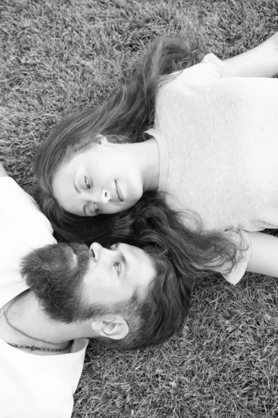 Dating concept. bearded hipster and girl carefree. Youth and freedom. Closer to nature. couple feel free. couple lie on green grass. man and woman relax outdoor. dreaming concept. Spring time — Stock Photo, Image