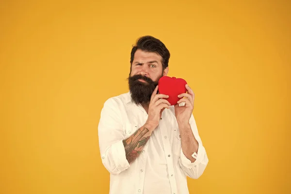 Чоловік бородатий хіпстер тримає червону іграшку серця. Концепція медицини. Слухайте своє серце. Перевірка здоров'я допомагає зрозуміти фактори ризику серцевих захворювань і оцінити, як ймовірність нападу або інсульту в наступні роки — стокове фото