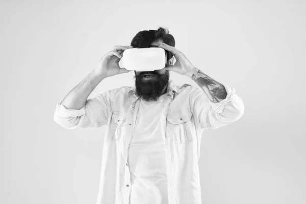 Rastreamento. Software de teste. Homem barbudo amarelo fundo vr óculos. Futuro digital e inovação. Tecnologias em desenvolvimento. Grande variedade de aplicativos compatíveis. Conceito Vr. Comprar dispositivo vr — Fotografia de Stock