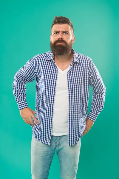 A szakáll maradjon a divatban. Brutális hipszter szakállas kék háttérrel. Szakállas férfi alkalmi stílusban. Szőrtelenítő szakáll. Szakállas borbély. Borbélyüzlet. Divat és stílus — Stock Fotó