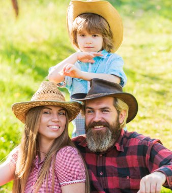 Çocuk için güvenilir destek. Aile değerleri. Aile üyeleriyle iyi ilişkiler. Mutlu aile günleri. Anne baba ve tatlı oğul. Ebeveynler ve küçük bebek. Harika bir aile geçmişi var. Çiftçiler dinleniyor.