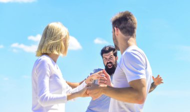 Acı çekmek için sebep. Bu ikisinin evlenmemesi için bir sebebi olan varsa ya şimdi konuşsun ya da sonsuza kadar sussun. Aşk üçgeni. Kıskançlık hissi. Evlilik ve boşanma. Kıskanç adam. Ayrıl