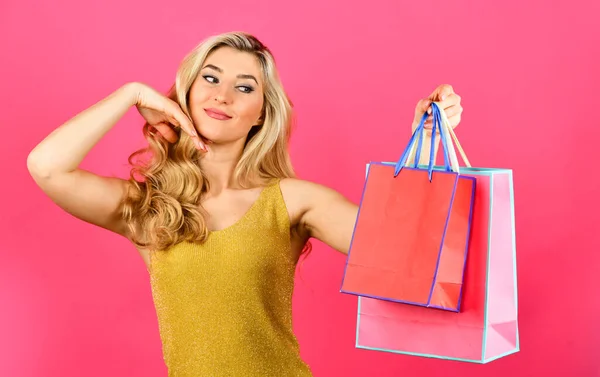 De beste verraad ooit. Speciale aanbieding speciaal voor u. geschenken en geschenken van elke smaak. shopaholic. sluiten en te koop aanbieden in de winkel. cyber maandag concept. sexy blonde vrouw gaan winkelen. Aangenaam winkelen — Stockfoto