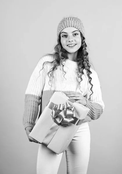 O Natal está a chegar. Kid hold caixa de presente fundo verde. Feliz Ano Novo. Venda de compras de presente xmas. Feliz Natal para você. Descontos de férias de inverno. alegre menina tricotado chapéu e suéter — Fotografia de Stock