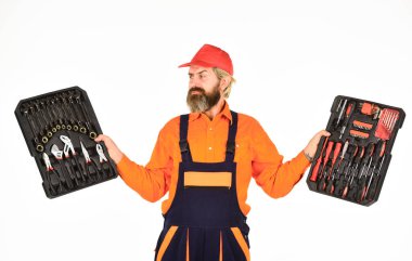 Tek ihtiyacın olan bu. Elektrikçi aletleri. Profesyonel ekipmanlar. Tamirciyi hayal et. Tornavidalar hazır. Adam alet çantası beyaz arka plan taşıyor. Tamirci tamirci alet çantası taşıyor. Becerikli adam kavramı