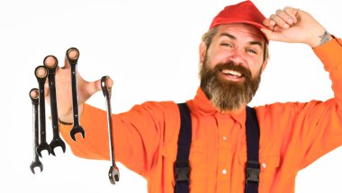 Otomotiv Teknisyenleri ve Tamircileri. Arabaları tamir ederken ana rol sorunu doğru ve hızlı bir şekilde teşhis etmektir. Adam anahtar aletlerini tutuyor. Anahtar aracı sıkılaştırıcı detayları düzeltiyor. İngiliz anahtarı aracı