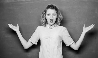 Karatahtanın önündeki kadın öğretmen. Öğretmen zor konuyu açıkla. Öğrencilerin en iyi öğretmeni. İyi öğretmen basitleştirmenin ustasıdır. Bilgiye karşı tutkulu. Öğretmenlik daha eğlenceli olabilir.