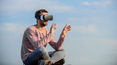 Artırılmış gerçeklik. Modern teknolojiyi kullan. Mühendislik projesi. Siber uzay. Sanal gerçeklik. Adam kablosuz VR gözlük takıyor. Oyun online. Sanal gerçeklik gözlükleri. Dijital gelecek ve yenilik
