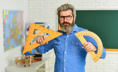 Matematik dersi. Yetenekli öğretmen. Özel ders. Okula dönelim. Matematik çalış. Okul projelerine akıl hocalığı yapan adam. Bilim konsepti. Gözlüklü, olgun sakallı öğretmen. Geometri ve cebir. Teorem