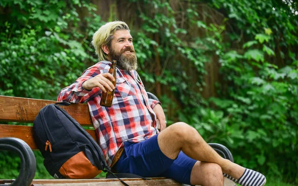 Estudiante confiado estudiando. educación a distancia en línea. hipster inspirado para trabajar en el parque. negocios ágiles. estudiante que trabaja en la computadora. ir de compras el lunes cibernético. barbudo hombre sentarse en el banco con el ordenador portátil —  Fotos de Stock