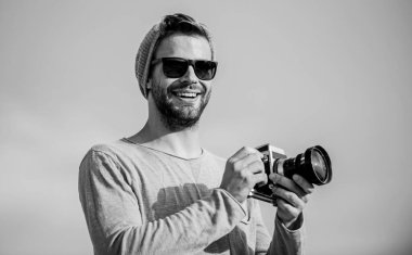 Her fotoğrafta neşe getir. Kameralı maço adam. Kamerayla seyahat et. Erkek modası. Moda görünüyor. Macera yakalamak. Gazeteci. Gözlüklü fotoğrafçı. Seksi adam turistik muhabir