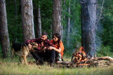 Erkek oyunu, Pat Alman çoban köpeği Şenlik ateşinin yanında,