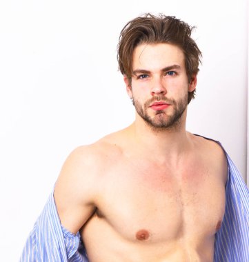 Evde seksi vücudu ya da banyo kıyafetleri olan zinde bir adam..