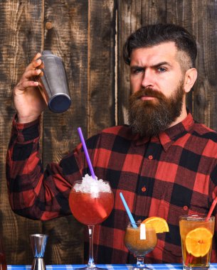 Barmen ve kokteyl konsepti. Uzun sakallı barmen.