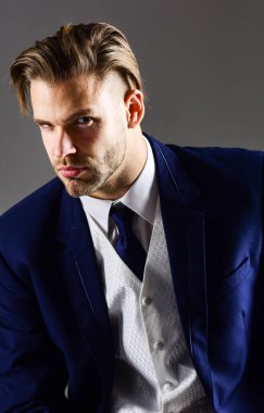 Klasik takım elbiseli adam mı yoksa gizemli yüzlü iş adamı mı?