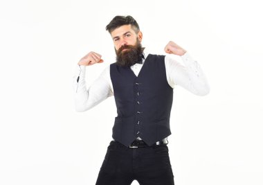 Acımasız adam konsepti. Uzun sakallı ve şık giyimli zalim bir adam..