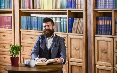 Aristokrat yaşam tarzı konsepti. Gülen yüz okuma kitabı üzerine Aristokrat.