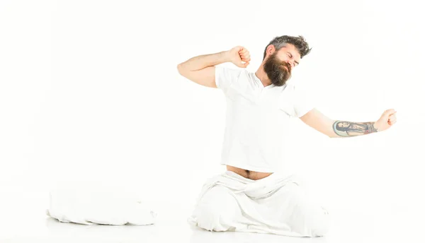 Hipster avec barbe étirant les bras, énergique et réussi — Photo