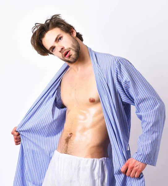 Sexig flirtig macho med stark kropp i badkläder. — Stockfoto