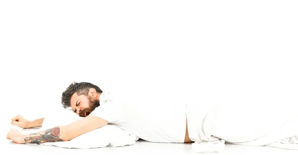 L'uomo con la faccia assonnata e sbadigliante giace sul cuscino — Foto Stock