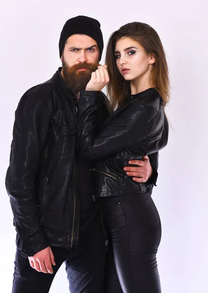 Menina e homem barbudo em jaqueta de couro preto e chapéu — Fotografia de Stock