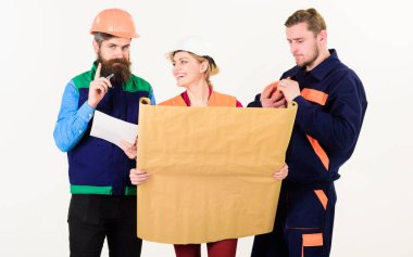 İnşaatçı, mühendis ve mimar ekibi proje üzerinde çalışıyor..