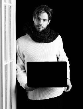 Laptoplu sakallı yakışıklı adam.