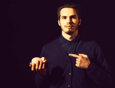 Gerçekten yakışıklı sakallı bir adam.