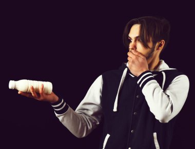 Beyzbol ceketli adam şaşırdı.