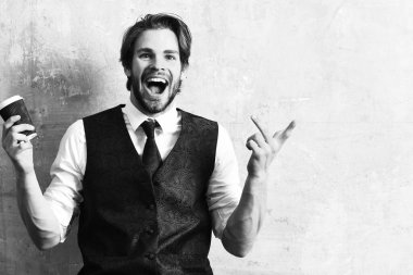 Sabah kahveli adam, elinde kağıt bardak tutan mutlu iş adamı.