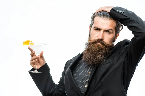 Hipster levantando copa con margarita. El hombre sostiene el vaso, cóctel margarita . — Foto de Stock