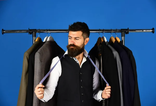 Мода та концепція індивідуального стилю. Людина з бородою в жилеті — стокове фото