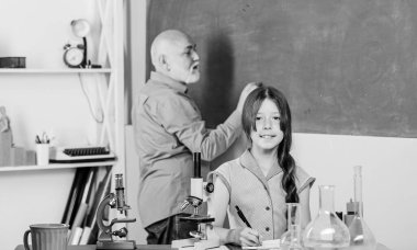 Okula dönelim. Okul dersi. Harika bir pedagog dostu. Erkek hocası olan küçük bir kız fen eğitimi alıyor. Pedagog kariyeri. Tecrübeli pedagog. Kimya ve biyoloji. Öğretmen yardımcısı kız öğrenci.