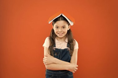 evde eğitim. okul kız turuncu arka plan kitap okuyun. edebiyat dersi. Okula geri dön. notlar yazma. çocuk günlüğü. şiir ve roman. modern eğitim. dizüstü bilgisayar ile mutlu küçük kız