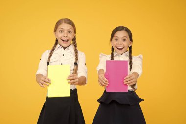 Bookland'daki Babes. çalışma kitabı ile neşeli sınıf arkadaşları. okuma hikayesi. çocuk edebiyatı. çocuklar dilbilgisi öğreniyor. Okula geri dön. Bilgi alın. Okul üniformalı küçük kızlar. kopyalama alanı