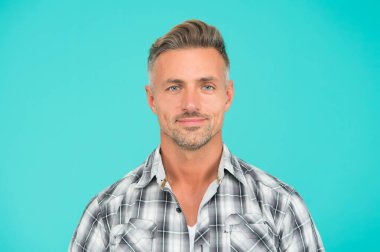 Çünkü bu senin saçın. Gri saçlı orta yaşlı bir adam. Tıraşsız sakallı yakışıklı bir adam. Saç bakım kozmetiği. Yetiştirme ürünleri. Berber dükkanı. Kuaför salonu. Kuaförlük ve kuaförlük