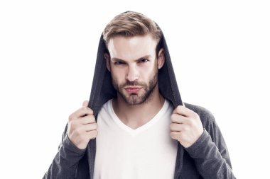 Gizemli bir bakış. Rahat ve rahat. Erkek modası. Moda mankeni. Moda modası. Sokak tarzı kıyafet. Beyaz arka planda duran yakışıklı adam. Günlük giysiler. Erkek giyim konsepti